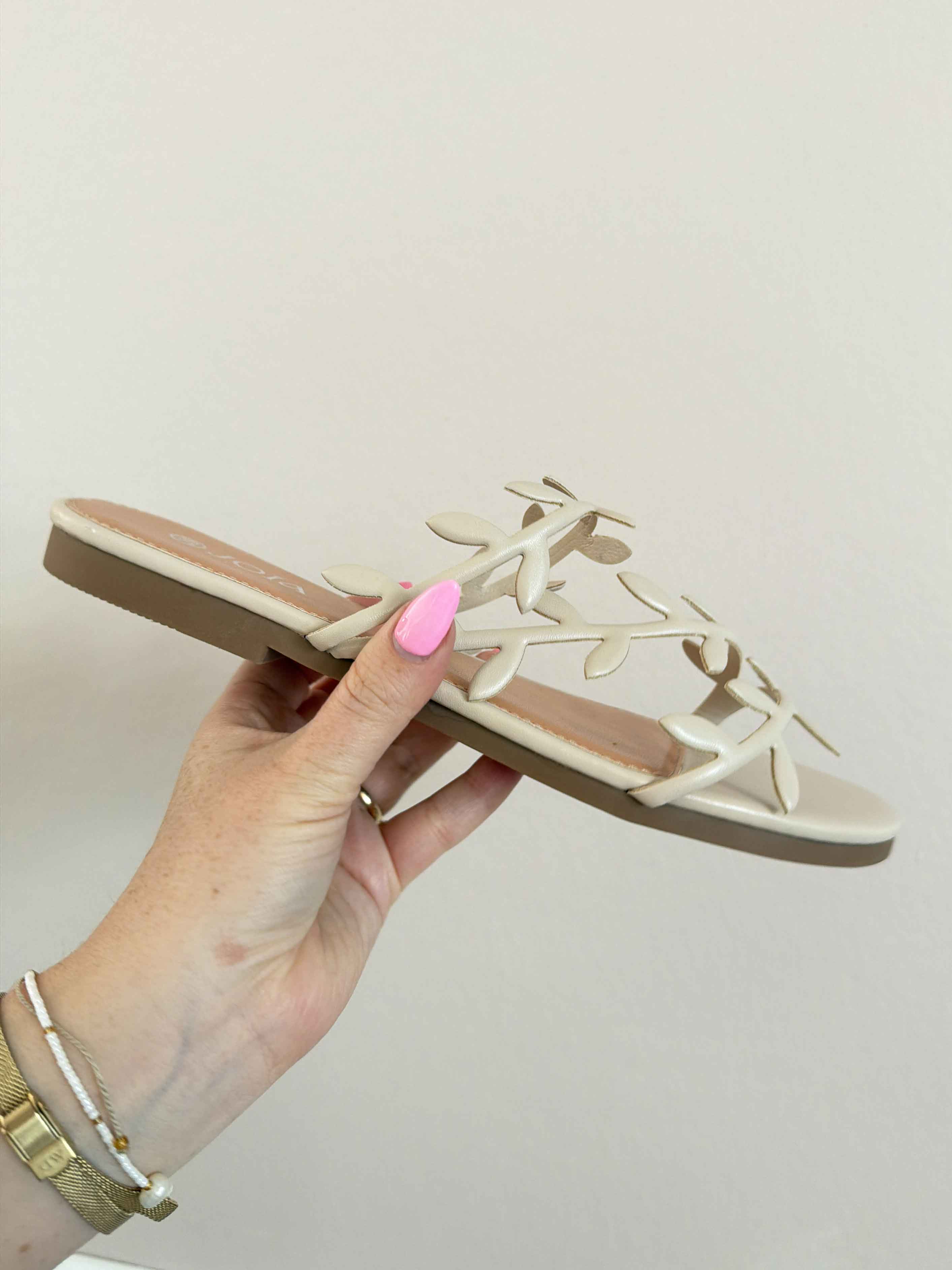 Estra - Sandal med remme formet som fine grene med blade